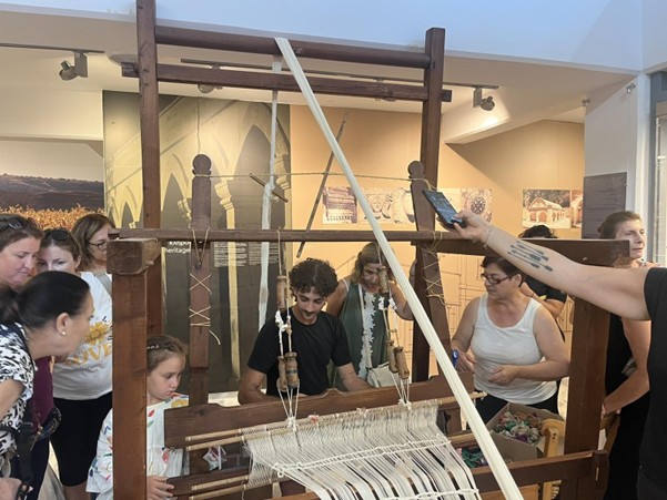 A Weaver Becomes a Historian: Reproduction as a Historical Method
